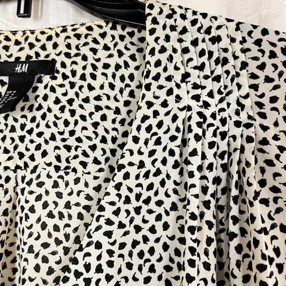 H&M Leaf Design Button Down Sheer Blouse ⭐️2X Host Pick ⭐️ - Picture 3 of 9